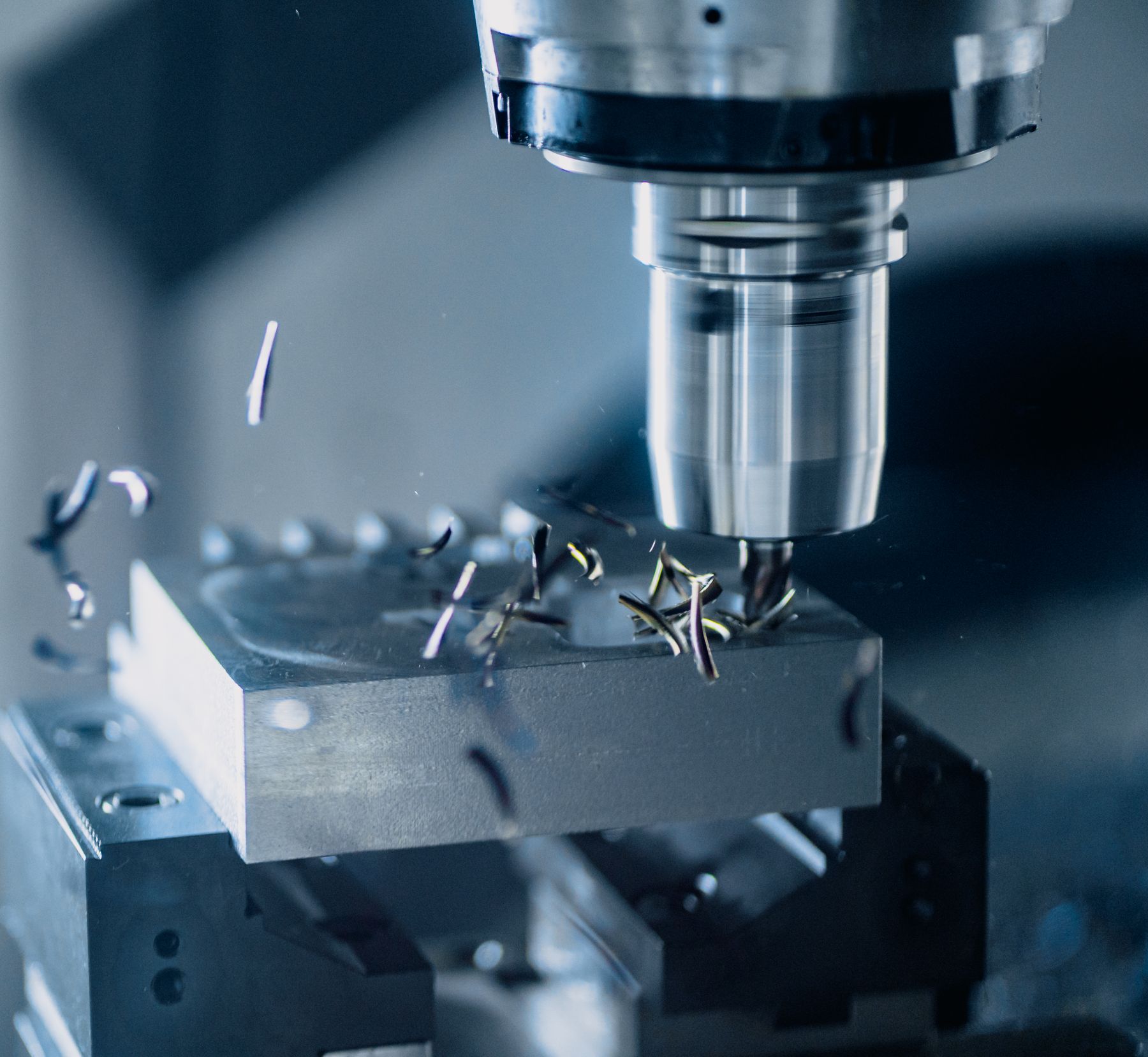 Stockfoto: CNC-Fräser bei der Metallbearbeitung
